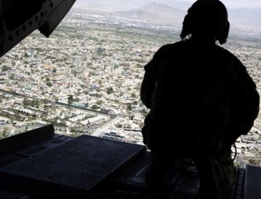 Για πρώτη φορά ο στρατηγός Τζον Νίκολσον αφήνει υπονοούμενα: Η Μόσχα προμηθεύει με όπλα τους Ταλιμπάν